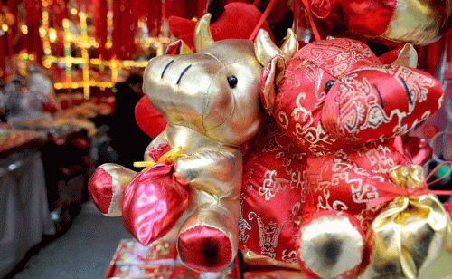 I took this picture when I was travelling alone in Shanghai last year. It wasn't even Christmas yet and there were small stores selling Chinese New Year decorations and cards. I can't imagine what it was like in January when the retail sector gets ready for Chinese New Year. I haven't had time to sit down and organise my photos or blog about my trip and to be honest, I think I just might not be able to have a complete travel journal, because I didn't keep one when I was there. It's one of the things I hope to get done this year. Haha, what a new year resolution eh?